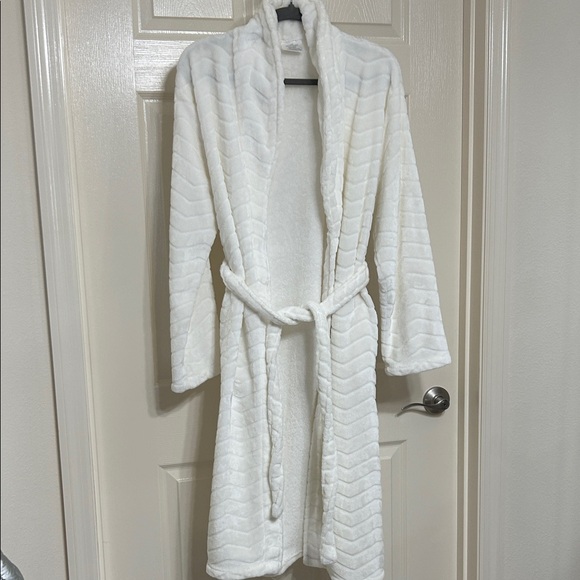 Other - Plush Cream Chevron Bath Robe with Pockets and Belt Soft One Size Fits Most
